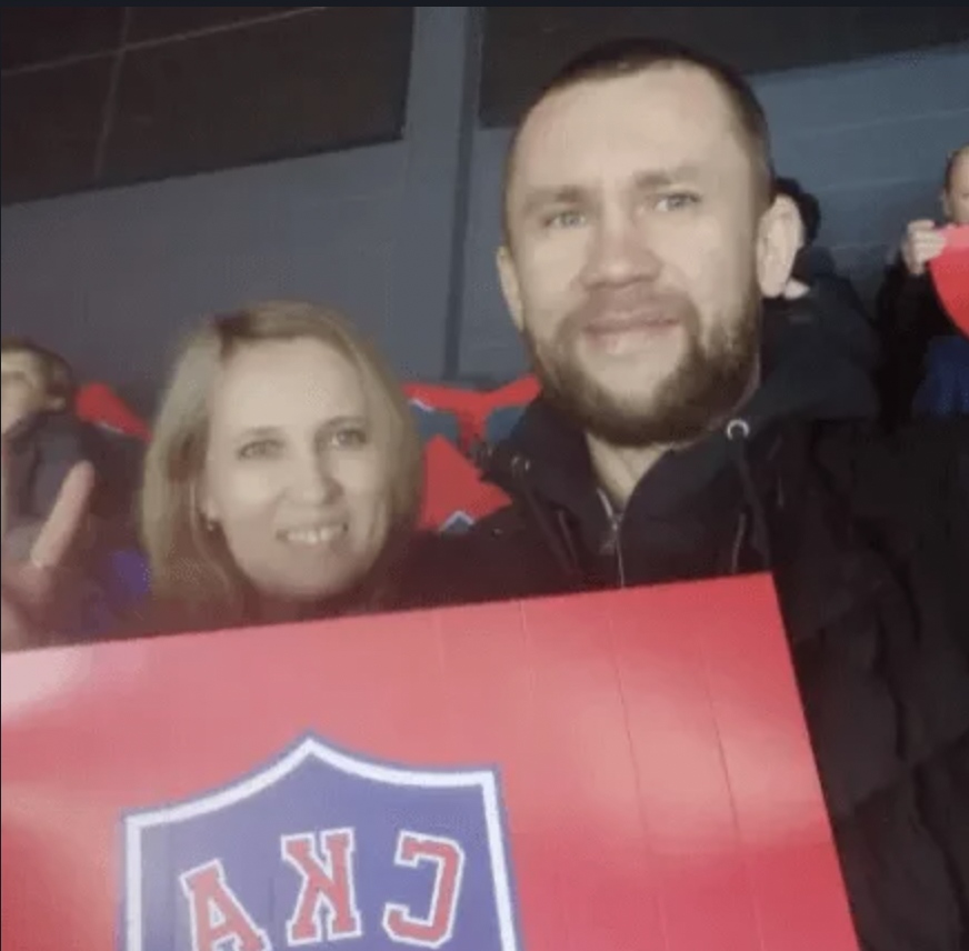 Поплевкін з колишьною дружиною і плакатом у підтримку російського хокейного клубу СКА